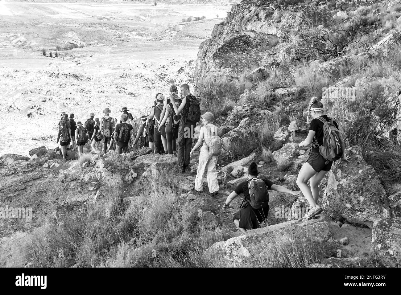 Sanddrif, Südafrika - 7. September 2022: Wanderer, die Wolfberg unter die Risse bei Sanddrif im Westkap Cederberg hinabsteigen. Schwarzweiß Stockfoto