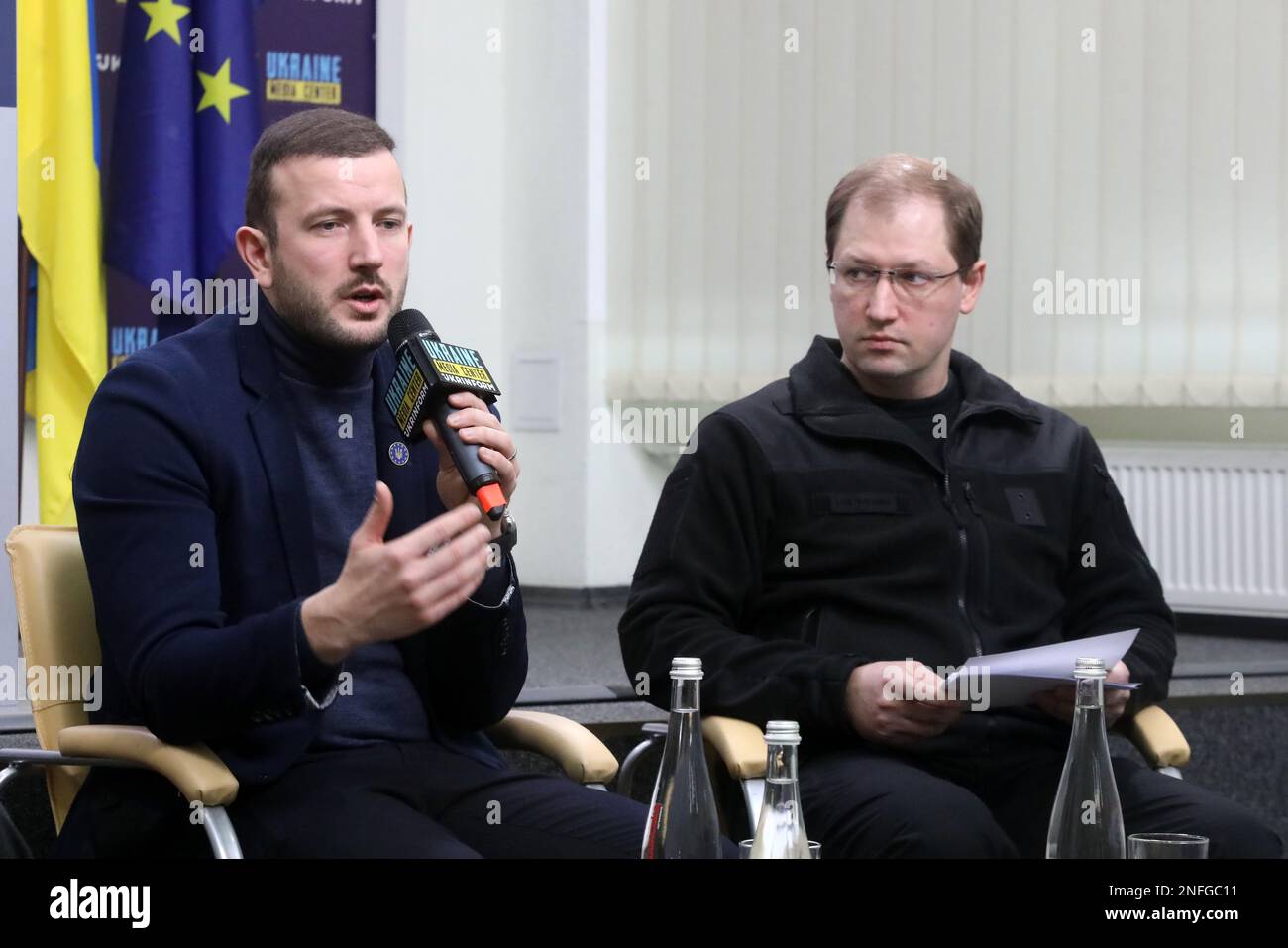 KIEW, UKRAINE – 17. FEBRUAR 2023 – Europäischer Kommissar für Umwelt, Ozeane und Fischerei Virginijus Sinkevicius (L) und Umweltminister Stockfoto