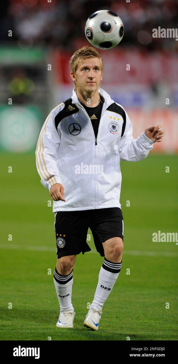 German soccer player Marko Marin warms up prior to the friendly soccer match between Germany and Belgium in Nuremberg, southern Germany, on Wednesday, Aug. 20, 2008. (AP Photo/Christof Stache) *** Eds note: German spelling of Nuremberg is Nuernberg *** Stockfoto
