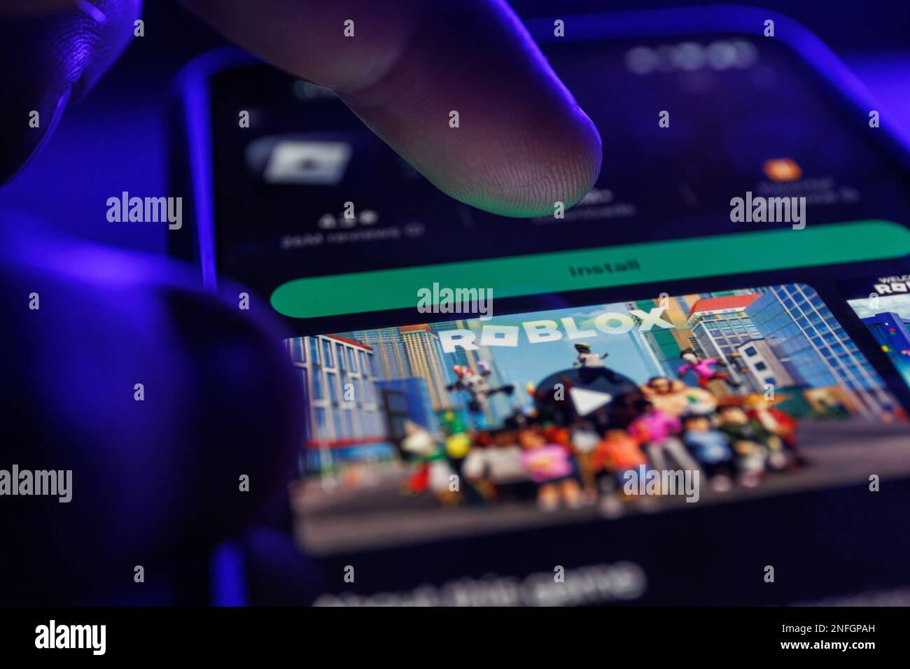 Roblox Spiel-App auf dem Smartphone-Bildschirm. Nahaufnahme der Roblox Game App Stockfoto