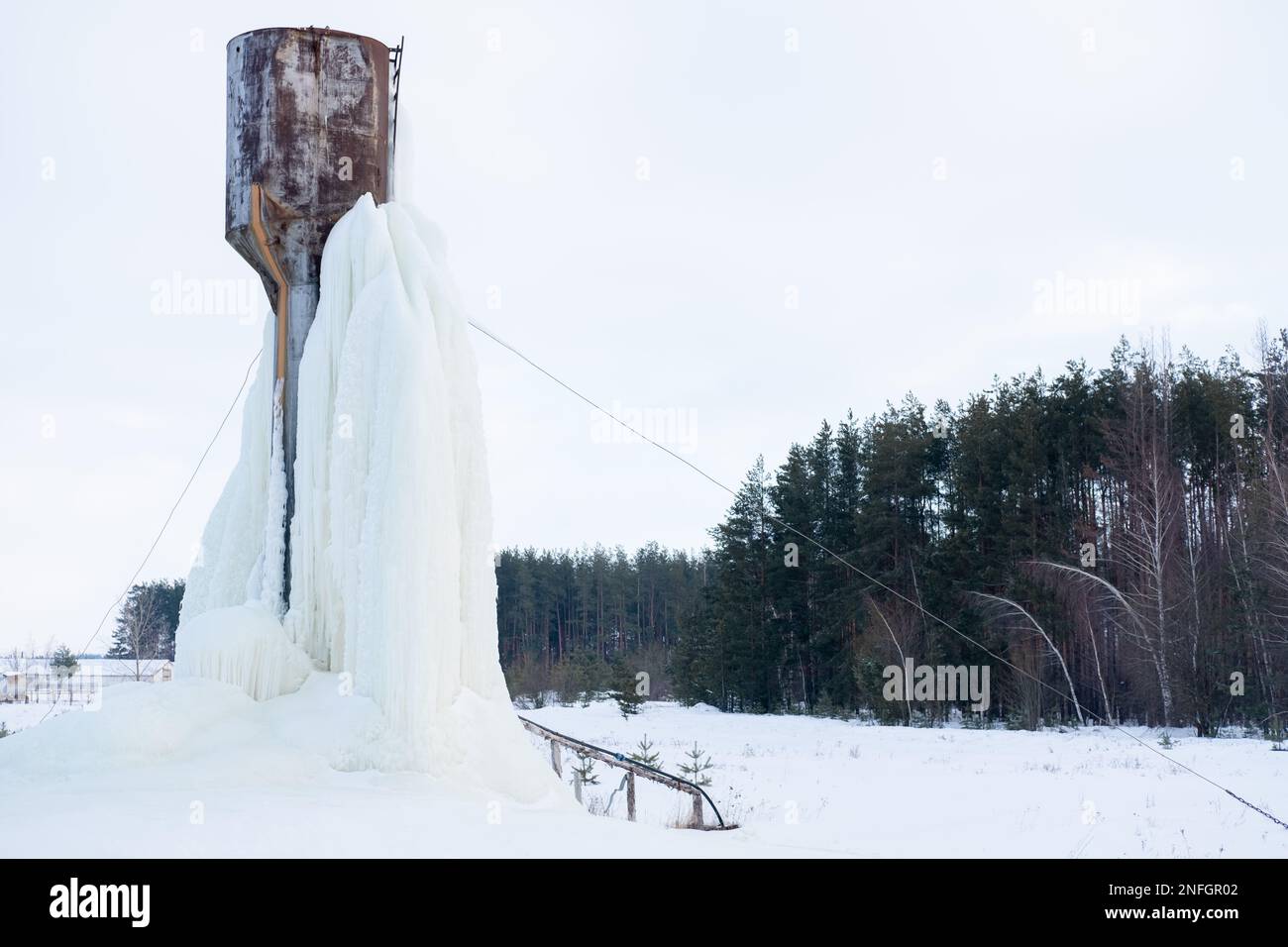 Gefrorener Wasserturm. Das Wasser wurde zu Eis, ungewöhnlich kalt Stockfoto