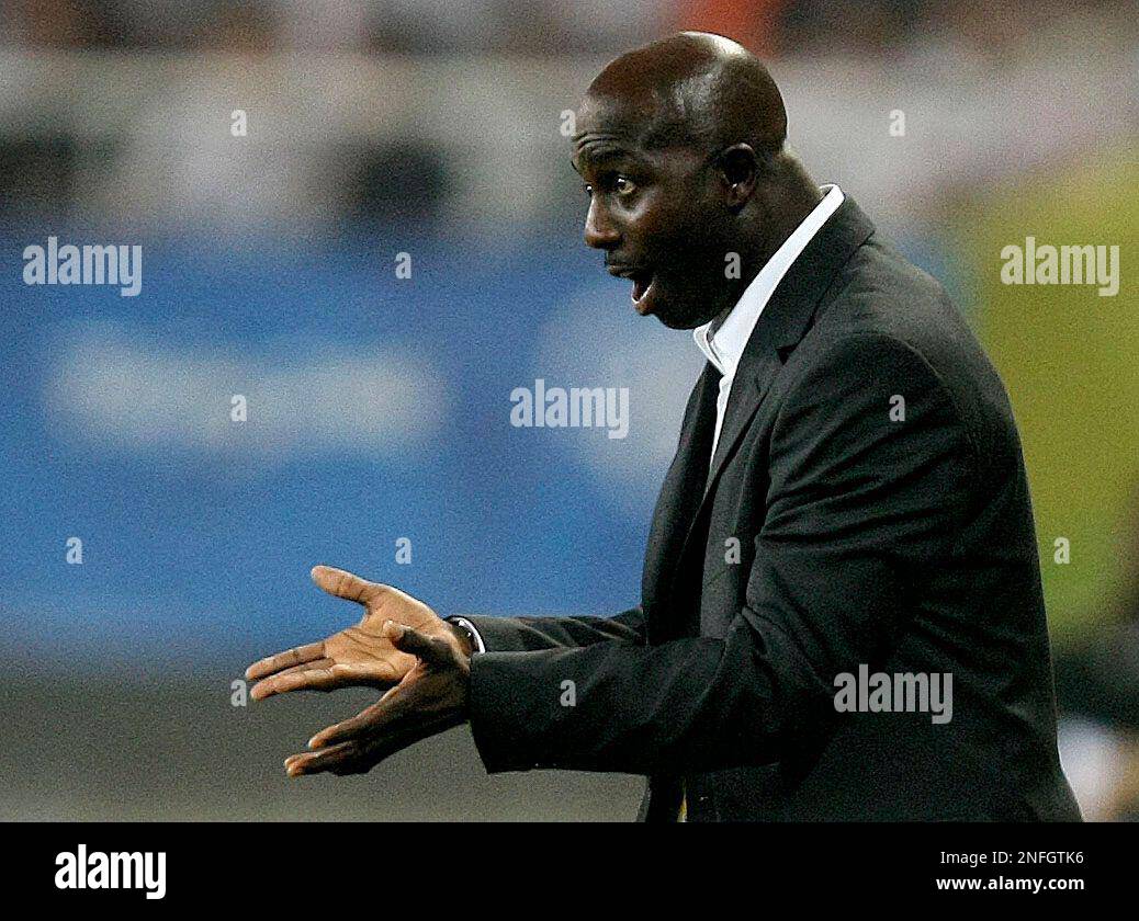Nigeria's head coach Samson Siasia directs his players during a men's semifinal soccer match against Belgium at the Beijing 2008 Olympics in Shanghai, Tuesday, Aug. 19, 2008. (AP Photo/Eugene Hoshiko) Stockfoto