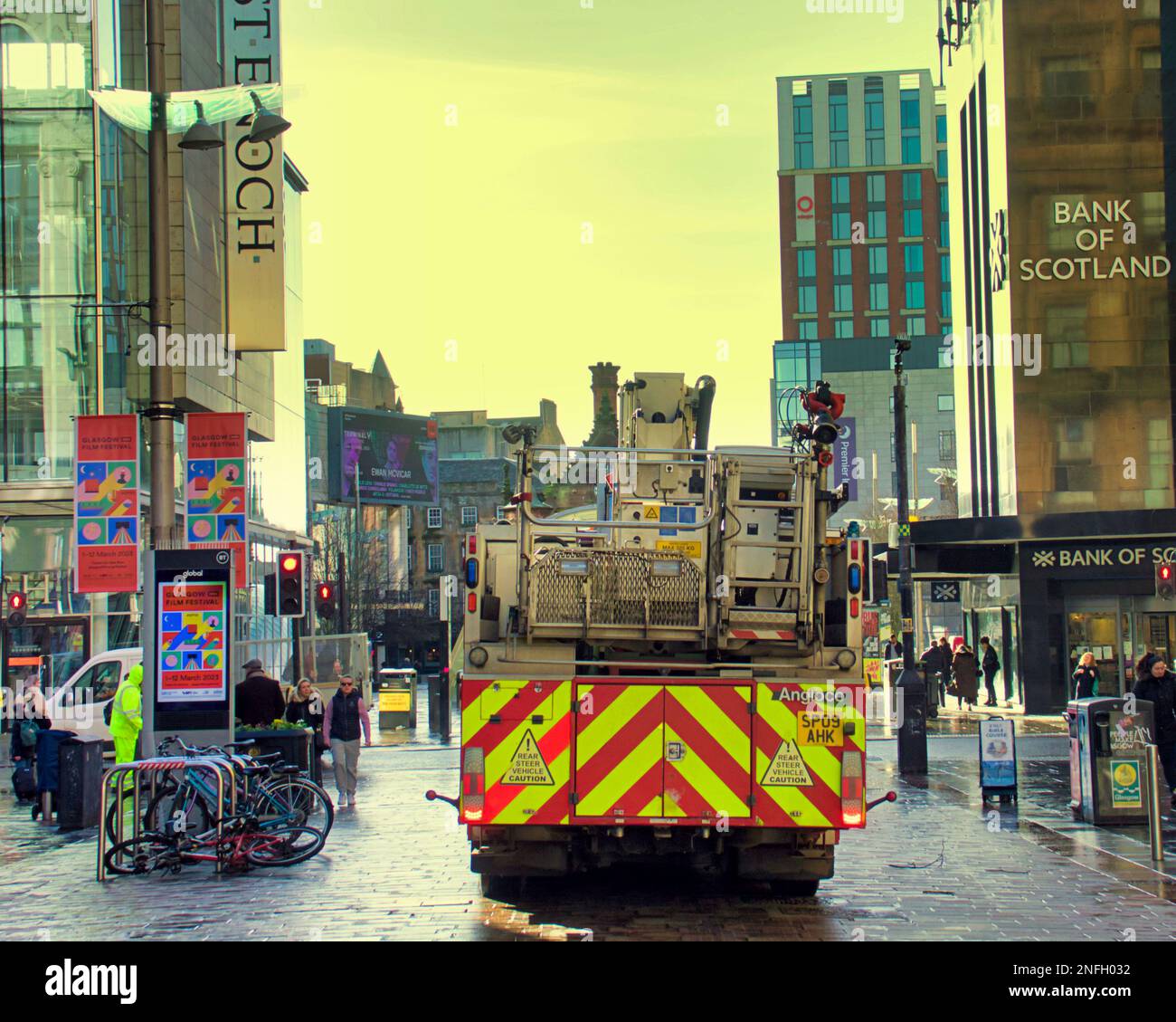 Glasgow, Schottland, Vereinigtes Königreich 17. Februar 2023. Geschäfte wurden auf der Stilmeile evakuiert, während Feuerwehrwagen auf der Buchanan Street im Stadtzentrum abstiegen. Das Austreten von Gebäudestaub verursachte Panik, da sich im Zuge der Renovierung benachbarte Läden evakuierten, da sich Mitarbeiter und Kunden im Freien versammelten. Das Stadtzentrum wurde durch das Geräusch von Feuerwehrwagen befallen, zwei blieben und die späteren Ankünfte kamen vorbei, als die Ursache entdeckt und weitergegeben wurde. Credit Gerard Ferry/Alamy Live News Stockfoto