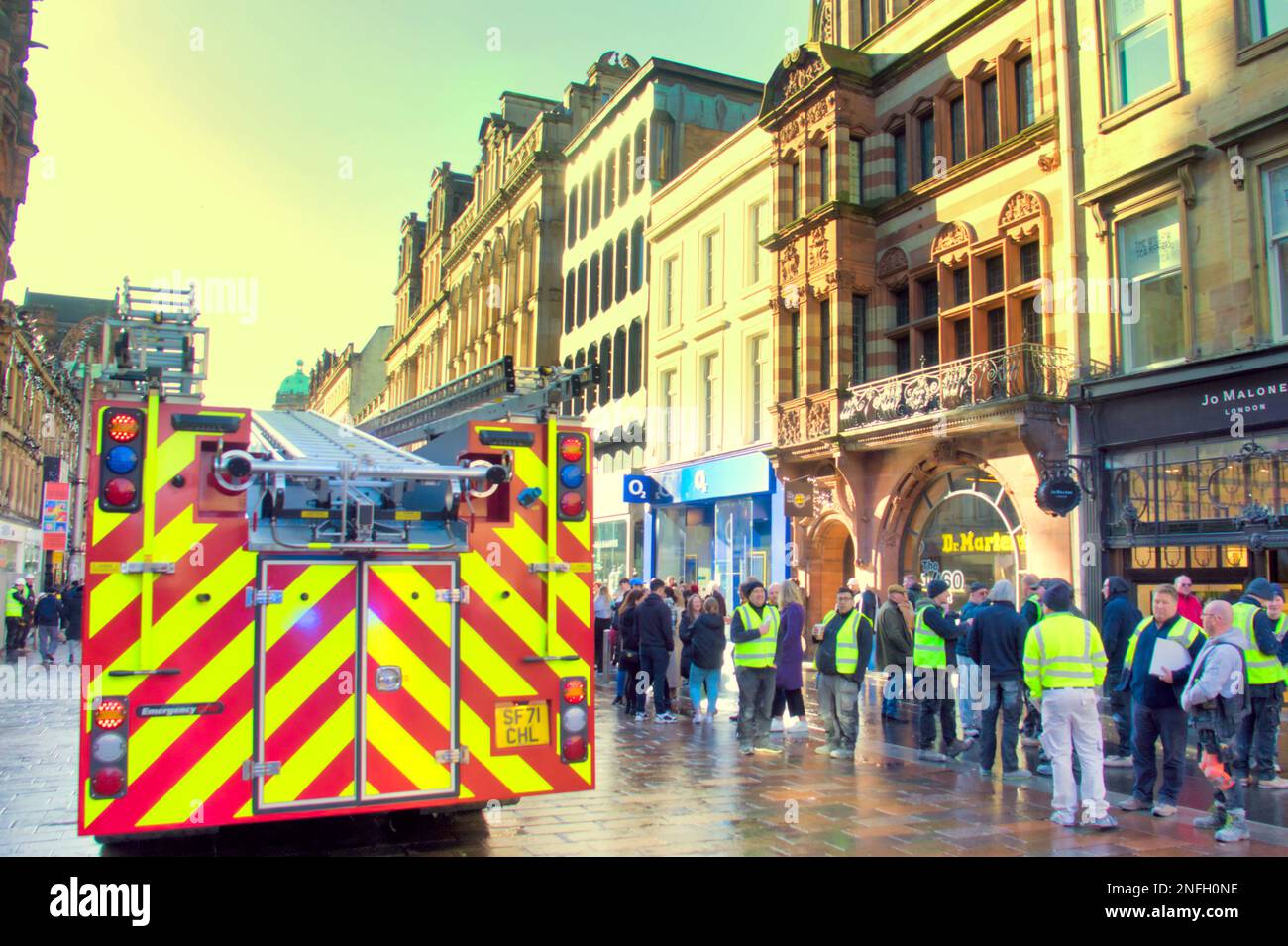 Glasgow, Schottland, Vereinigtes Königreich 17. Februar 2023. Geschäfte wurden auf der Stilmeile evakuiert, während Feuerwehrwagen auf der Buchanan Street im Stadtzentrum abstiegen. Das Austreten von Gebäudestaub verursachte Panik, da sich im Zuge der Renovierung benachbarte Läden evakuierten, da sich Mitarbeiter und Kunden im Freien versammelten. Das Stadtzentrum wurde durch das Geräusch von Feuerwehrwagen befallen, zwei blieben und die späteren Ankünfte kamen vorbei, als die Ursache entdeckt und weitergegeben wurde. Credit Gerard Ferry/Alamy Live News Stockfoto
