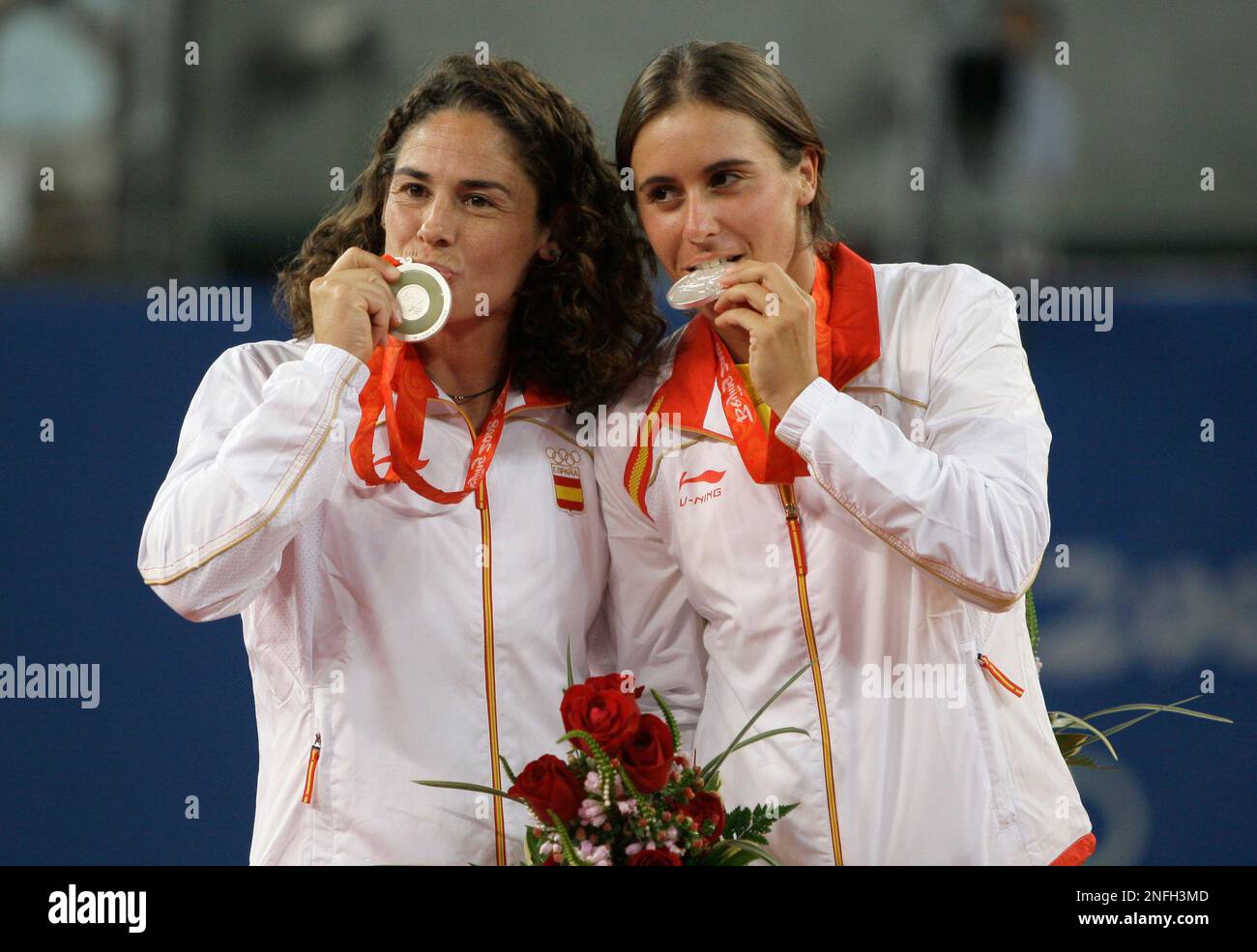 Anabel Medina Garrigues, right, and Virginia Ruano Pascual of Spain kiss their silver medals won in womens doubles tennis at the Beijing 2008 Olympics in Beijing, Sunday, Aug. 17, 2008. (AP Photo/Elise Amendola) Stockfoto