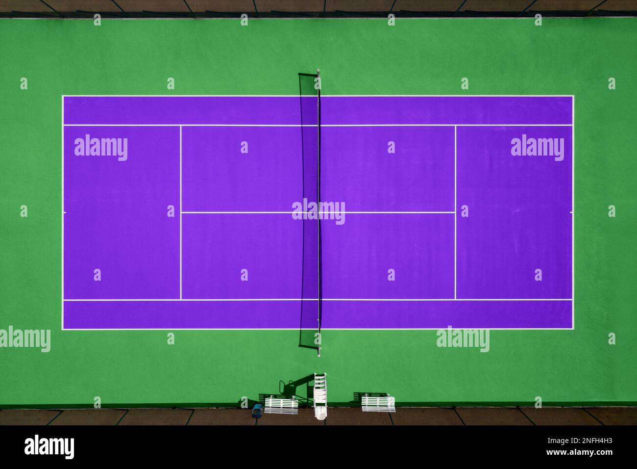 Luftaufnahme des violetten und grünen Tennisplatzes. Stockfoto