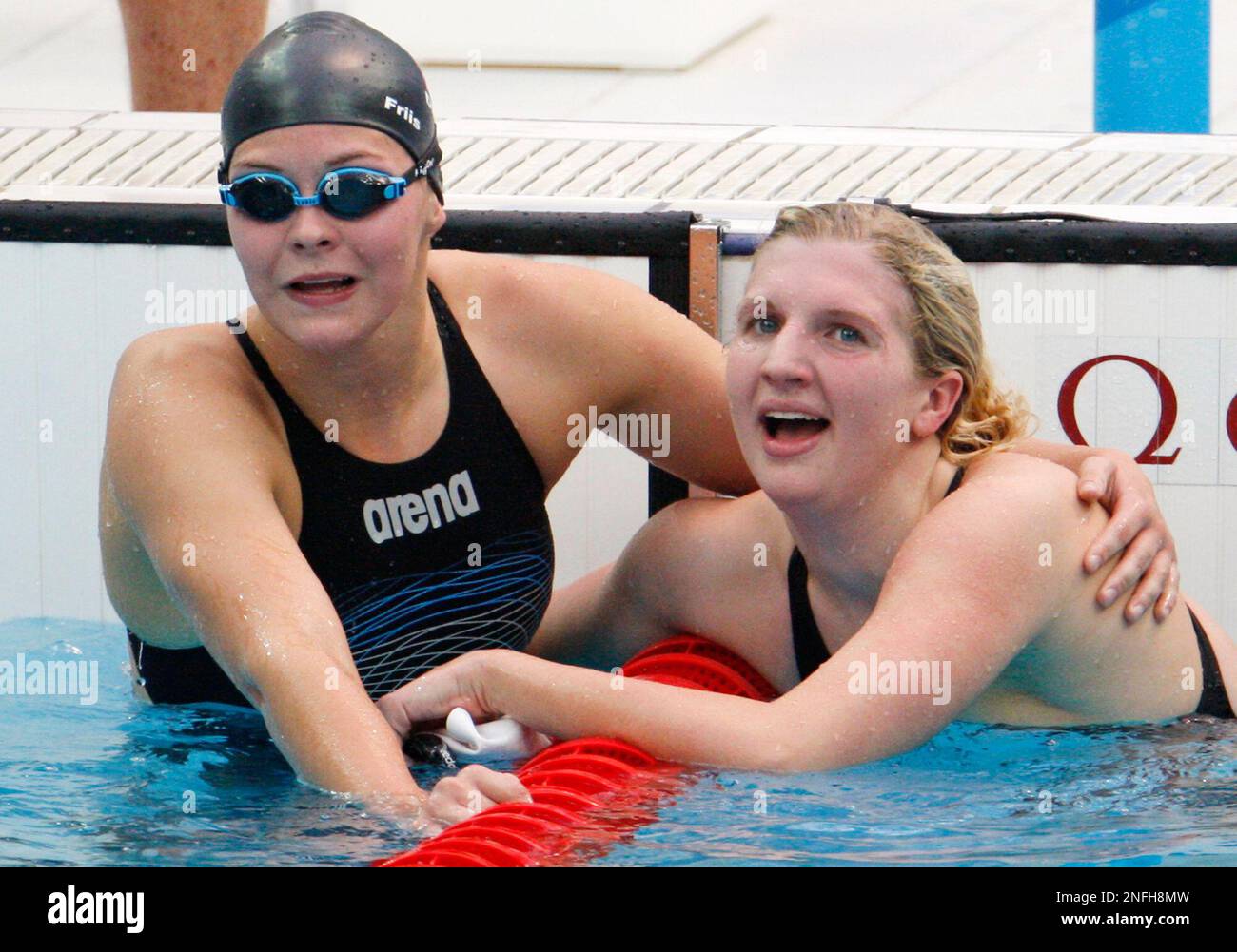 Britain's gold medal winner Rebecca Adlington, right, is congratulated by Denmark's bronze medal winner Lotte Friis after the women's 800-meter freestyle final during the swimming competitions in the National Aquatics Center at the Beijing 2008 Olympics in Beijing, Saturday, Aug. 16, 2008. (AP Photo/Luca Bruno) Stockfoto