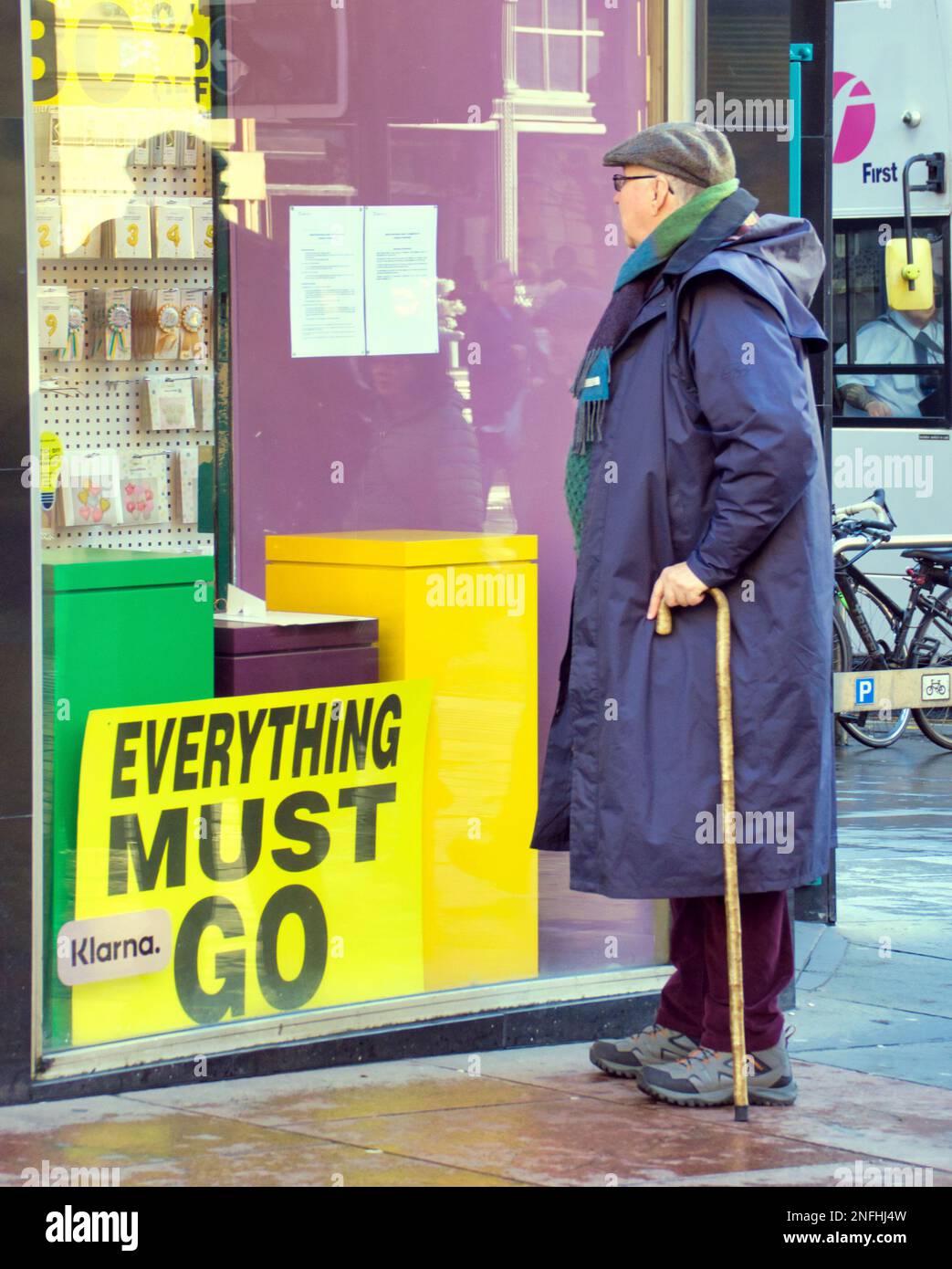 Glasgow, Schottland, Vereinigtes Königreich 17. Februar 2023. Papiere über die Art Meile des Bankrotts in der Buchanan Street, Postdetails und Verkaufsposter in ihrem Fenster, während ein alter Kunde sie liest... Credit Gerard Ferry/Alamy Live News Stockfoto