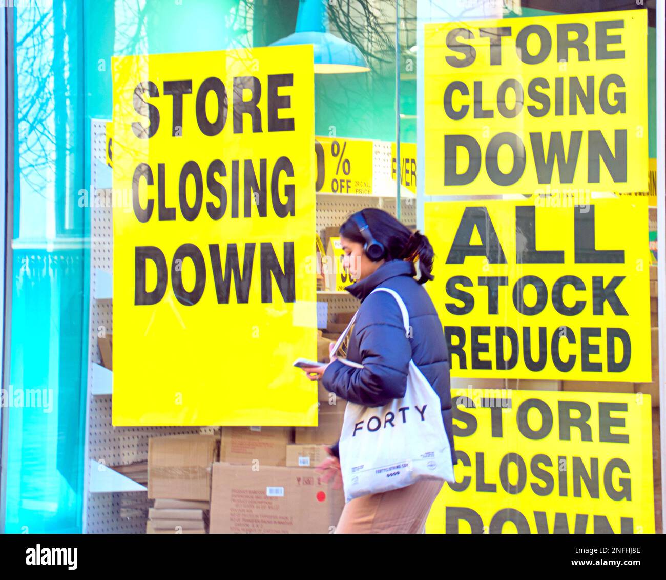 Glasgow, Schottland, Vereinigtes Königreich 17. Februar 2023. Papiere über die Art Meile des Bankrotts in der Buchanan Street, Postdetails und Verkaufsposter in ihrem Fenster, während ein alter Kunde sie liest... Credit Gerard Ferry/Alamy Live News Stockfoto