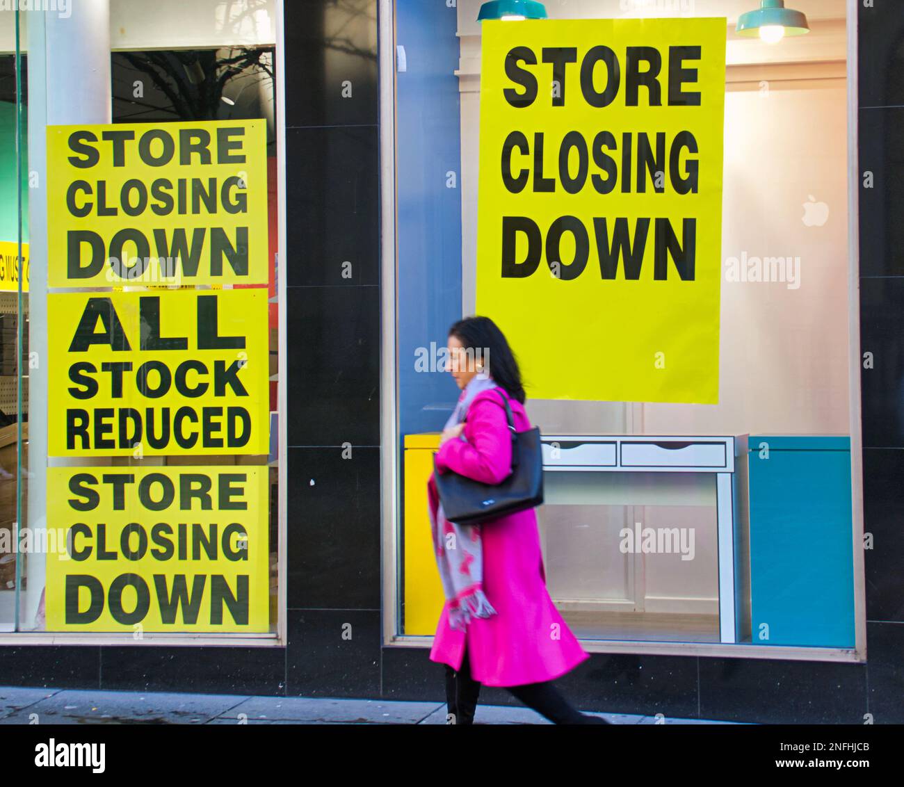 Glasgow, Schottland, Vereinigtes Königreich 17. Februar 2023. Papiere über die Art Meile des Bankrotts in der Buchanan Street, Postdetails und Verkaufsposter in ihrem Fenster, während ein alter Kunde sie liest... Credit Gerard Ferry/Alamy Live News Stockfoto