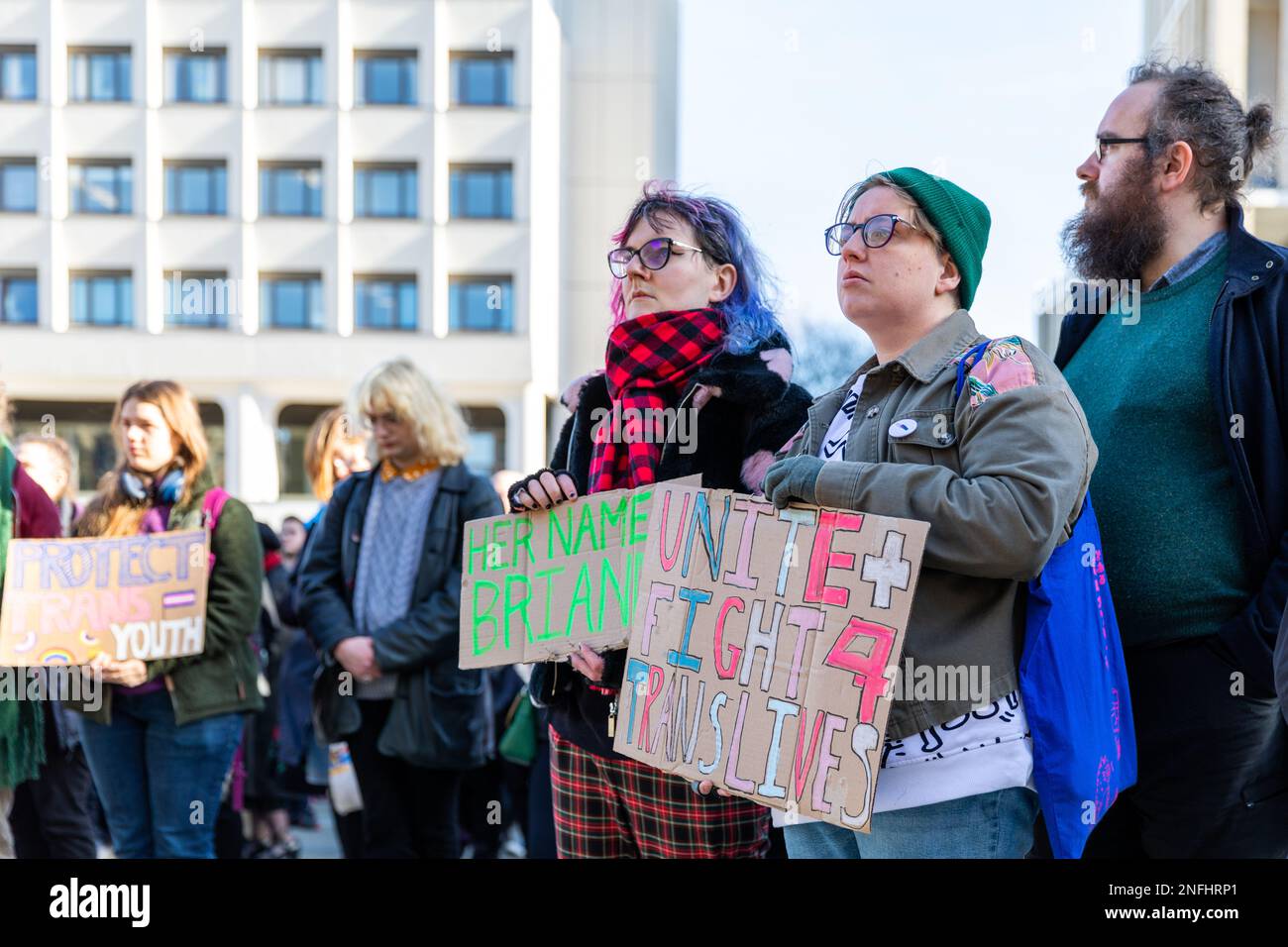 Am Bristo Square, Edinburgh, wurde eine Nachtwache für Brianna Ghey abgehalten, einen TransTeenager, der am 11. Februar in Warrington ermordet wurde. Die Redner sprachen von dem Missbrauch, dem sie als Mitglieder der Transgemeinschaft ausgesetzt sind, und von der raschen Zunahme der Transphobie. Stockfoto