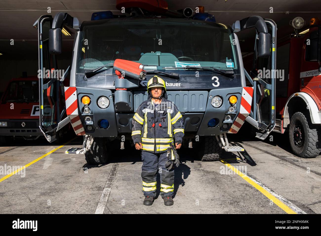 Schweiz, Kanton Tessin, Lugano, Flughafen Agno, Feuerwehrleute, Sicherheitsdienst Stockfoto