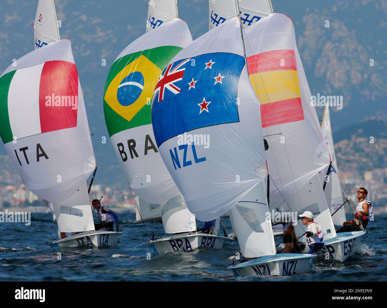470 Men crew compete during race two of the 470 Men class sailing competition of the 2008 Beijing Olympics in Qingdao, about 720 kilometers southeast of Beijing, Monday, Aug. 11, 2008. (AP Photo/Bernat Armangue) Stockfoto