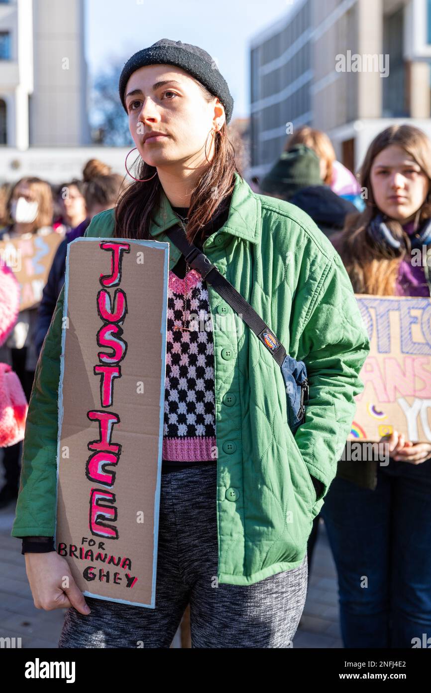 Am Bristo Square, Edinburgh, wurde eine Nachtwache für Brianna Ghey abgehalten, einen TransTeenager, der am 11. Februar in Warrington ermordet wurde. Die Redner sprachen von dem Missbrauch, dem sie als Mitglieder der Transgemeinschaft ausgesetzt sind, und von der raschen Zunahme der Transphobie. Stockfoto