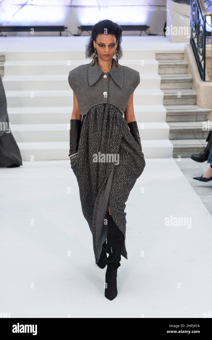London, Großbritannien. 17. Februar 2023. LONDON, VEREINIGTES KÖNIGREICH - 17. FEBRUAR 2023 2023: Ein Modell läuft während der Herbst-/Wintershow von Paul Costelloe auf der London Fashion Week in London, Vereinigtes Königreich, am 17. Februar 2023 auf der Landebahn. (Foto: Wiktor Szymanowicz/NurPhoto) Kredit: NurPhoto SRL/Alamy Live News Stockfoto