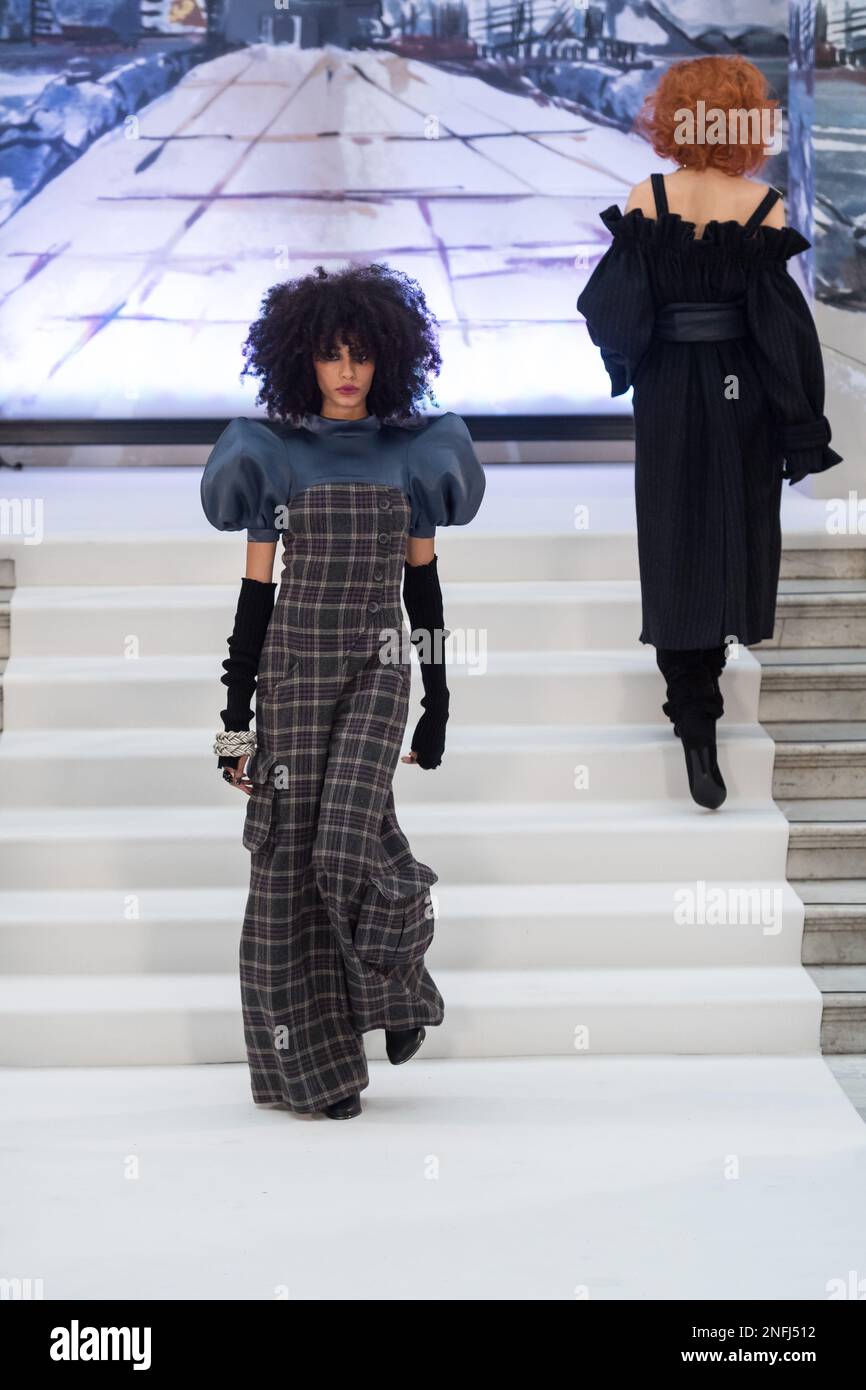 London, Großbritannien. 17. Februar 2023. LONDON, VEREINIGTES KÖNIGREICH - 17. FEBRUAR 2023: Models laufen auf der Landebahn während Paul Costelloes Herbstshow/Winter 2023 auf der London Fashion Week in London, Vereinigtes Königreich am 17. Februar 2023. (Foto: Wiktor Szymanowicz/NurPhoto) Kredit: NurPhoto SRL/Alamy Live News Stockfoto