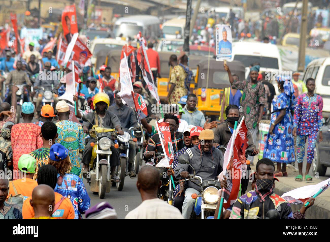 Ibadan, Nigeria 16. Februar 2023 Unterstützer von Bola Ahmed Tinubu, Präsidentschaftskandidat des All Progressives Congress (APC), Parade während der Präsidentschaftskampagne der Partei in Ibadan, Nigeria, am Donnerstag, 16. Februar 2023. Foto: Adekunle Ajayi Stockfoto