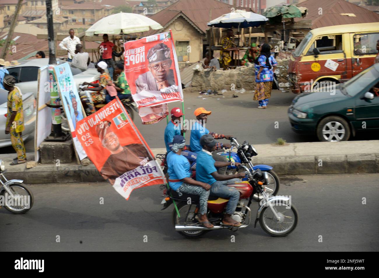 Ibadan, Nigeria 16. Februar 2023 Unterstützer von Bola Ahmed Tinubu, Präsidentschaftskandidat des All Progressives Congress (APC), Parade während der Präsidentschaftskampagne der Partei in Ibadan, Nigeria, am Donnerstag, 16. Februar 2023. Foto: Adekunle Ajayi Stockfoto