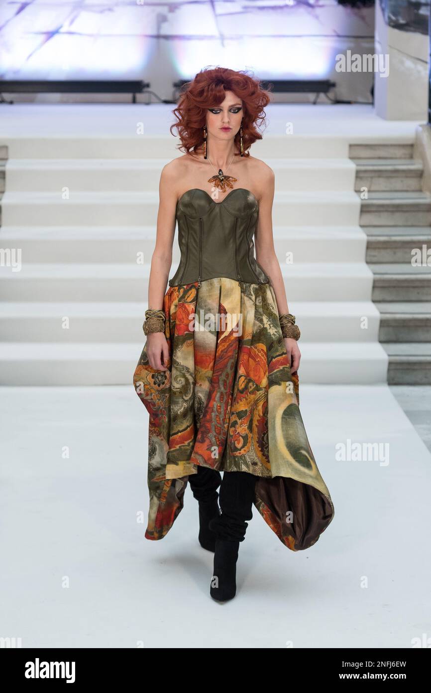 London, Großbritannien. 17. Februar 2023. LONDON, VEREINIGTES KÖNIGREICH - 17. FEBRUAR 2023 2023: Ein Modell läuft während der Herbst-/Wintershow von Paul Costelloe auf der London Fashion Week in London, Vereinigtes Königreich, am 17. Februar 2023 auf der Landebahn. (Foto: Wiktor Szymanowicz/NurPhoto) Kredit: NurPhoto SRL/Alamy Live News Stockfoto
