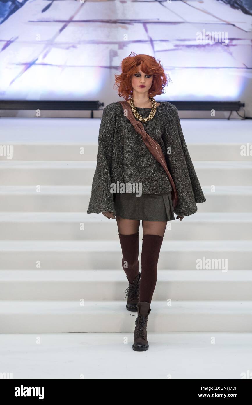 London, Großbritannien. 17. Februar 2023. LONDON, VEREINIGTES KÖNIGREICH - 17. FEBRUAR 2023 2023: Ein Modell läuft während der Herbst-/Wintershow von Paul Costelloe auf der London Fashion Week in London, Vereinigtes Königreich, am 17. Februar 2023 auf der Landebahn. (Foto: Wiktor Szymanowicz/NurPhoto) Kredit: NurPhoto SRL/Alamy Live News Stockfoto