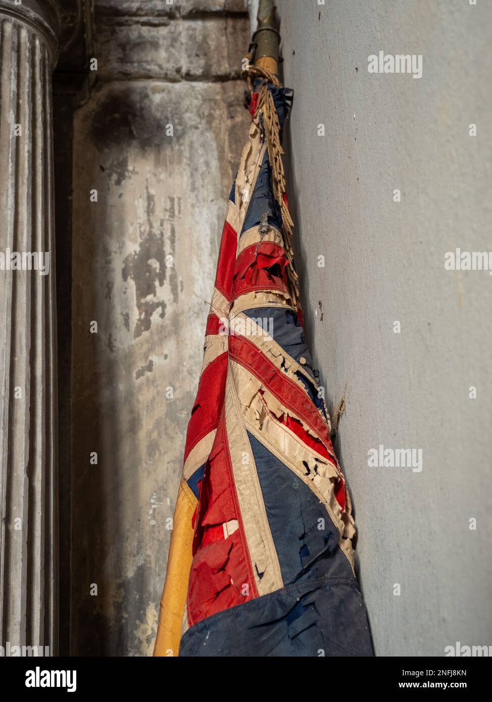 Zerrissene und zerrissene Union-Jack-Flagge in der Kirche der Allerheiligen, Turvey, Bedfordshire, Großbritannien Stockfoto