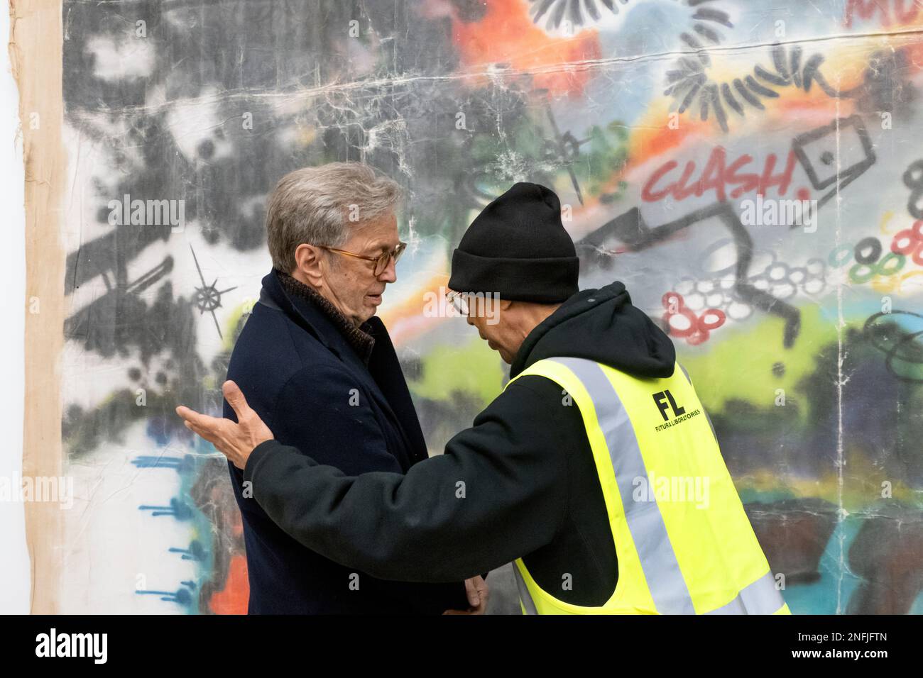 Eric Clapton mit Graffiti-Künstler Futura bei der Eröffnung der Street Art-Ausstellung "Beyond the Streets" in der Saatchi Gallery London 16/2/2023 Stockfoto