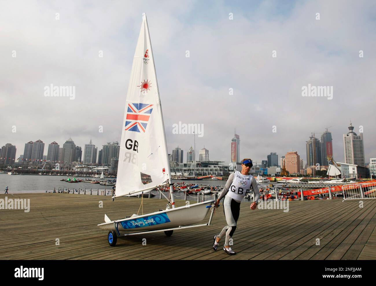 Britain's Paul Goodison pulls his Laser to shore after practice for the sailing competition of the 2008 Beijing Olympics in Qingdao, about 720 kilometers southeast of Beijing, Wednesday, Aug. 6, 2008. (AP Photo/Bernat Armangue) Stockfoto