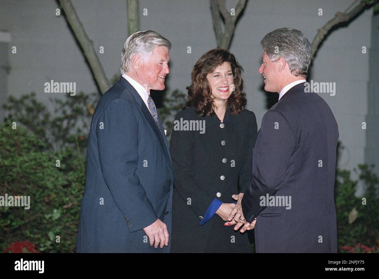 Sen. Edward Kennedy, D-Mass., and his wife Victoria Kennedy, greet Pres. Bill Clinton as he arrives for a reception at Kennedy's home, Thursday, Sept. 29, 1994, McLean, Va. (AP Photo/Marcy Nighswander) Stockfoto