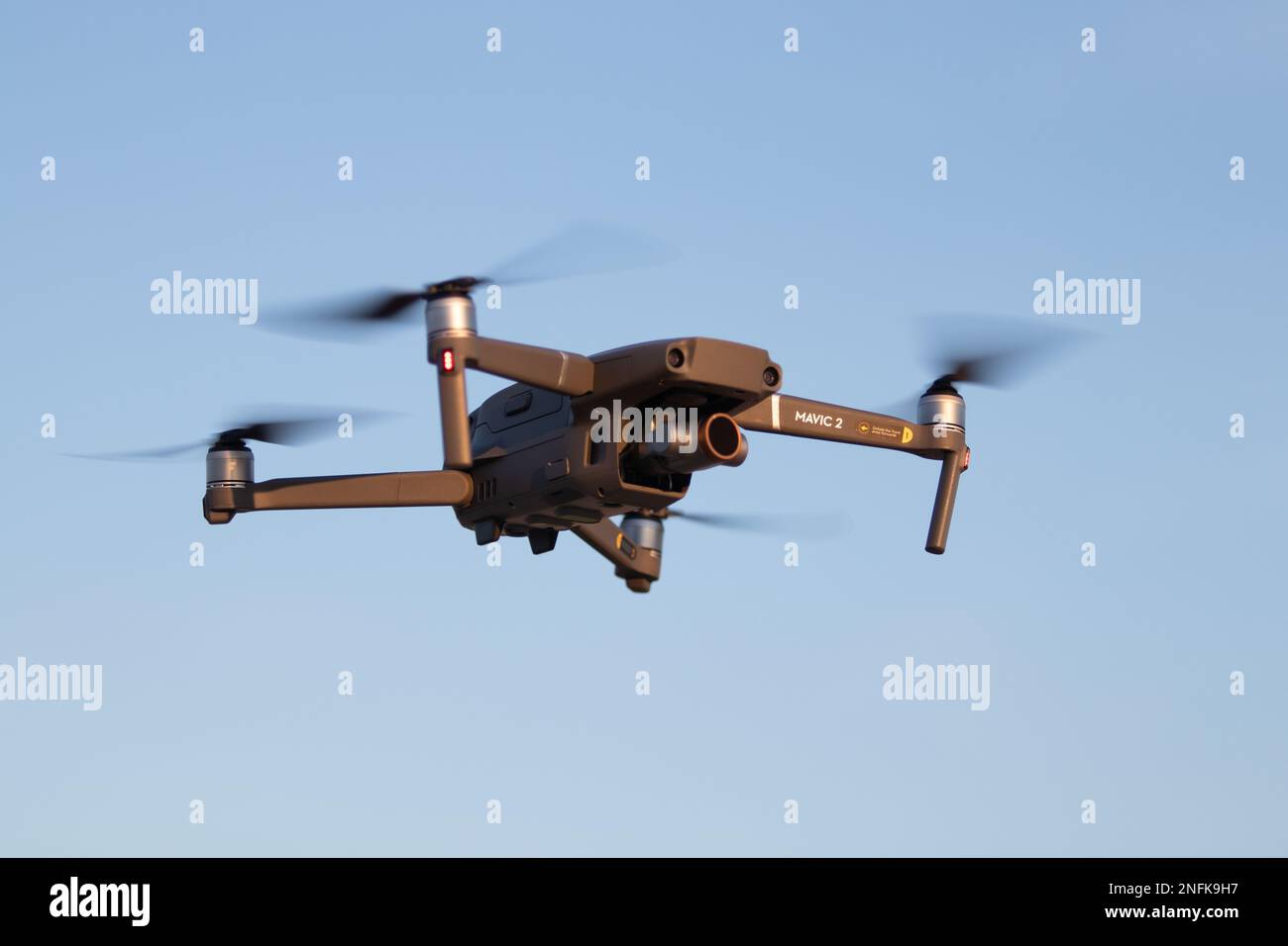 Nahaufnahme einer DJI mavic Drohne mit 2 Zoom im Flug in Balatonfured, Ungarn Stockfoto