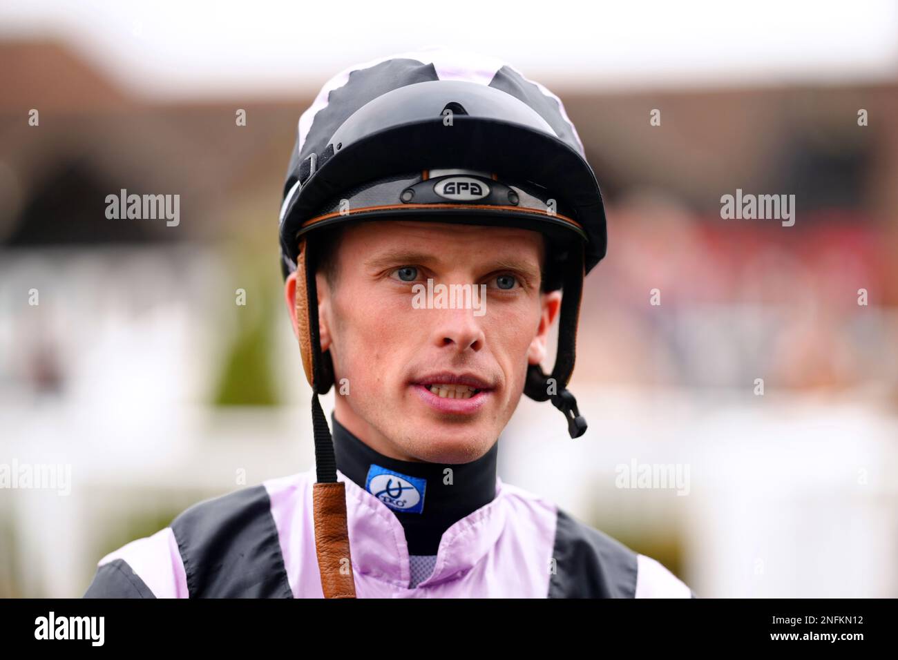 Jockey Luke Catton auf der Rennbahn Lingfield Park, Surrey. Foto: Freitag, 17. Februar 2023. Stockfoto