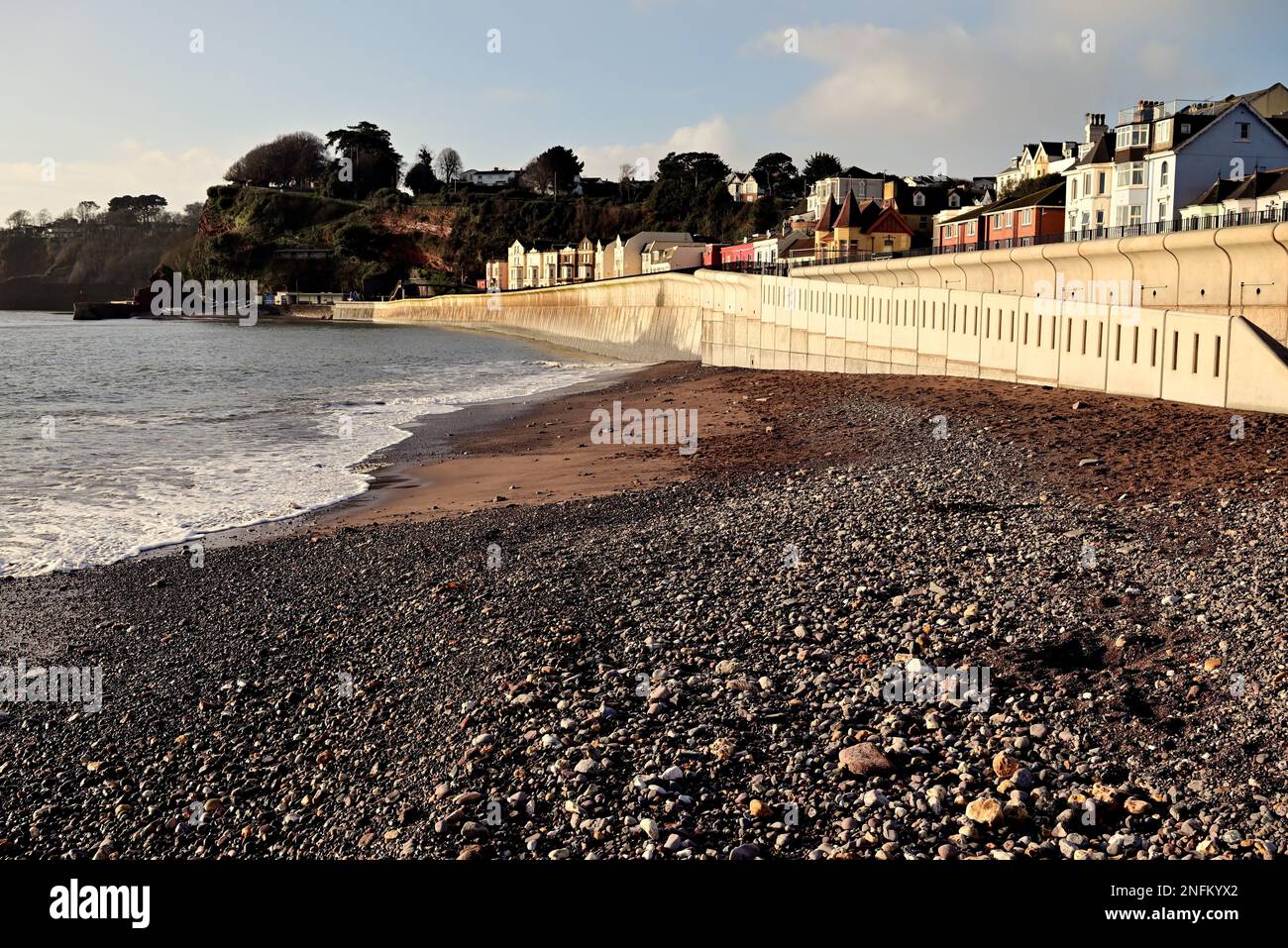 Die neu errichtete Ufermauer (2020) in Dawlish mit Blick auf Boat Cove von der Colonnade-Unterführung. Stockfoto