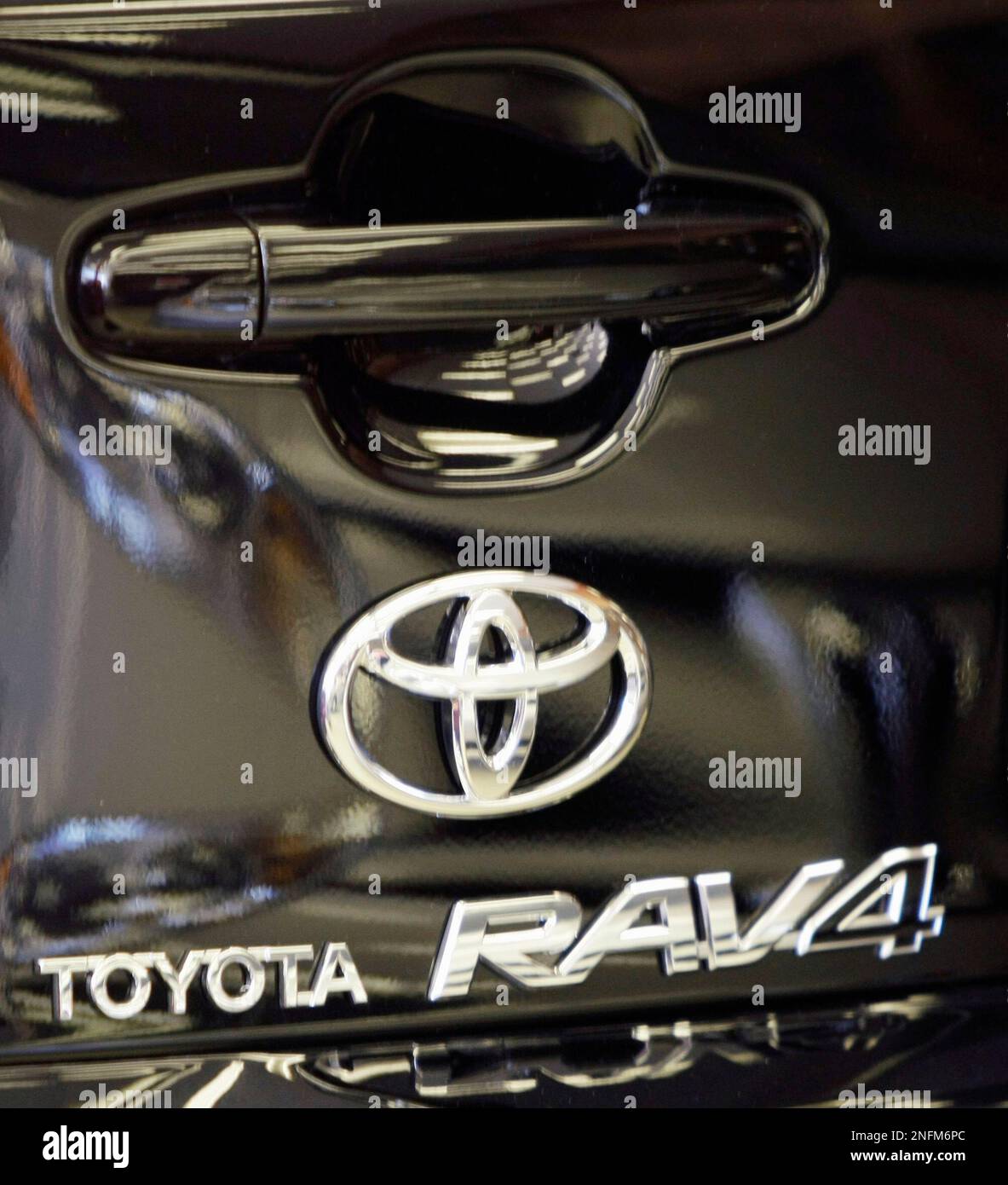 A Toyota Rav4 is seen Tuesday, July 1, 2008, at a Chicago dealership. High gasoline prices and a weak economy took a toll on U.S. sales of Toyota Motor Co. and Ford Motor Co. vehicles in June, with Toyota reporting a 21.4 percent decline and Ford dropping 27.9 percent. Toyota, however, had been expected to fare better because it has a lineup more tilted toward small fuel-efficient cars and crossover vehicles. (AP Photo/Charles Rex Arbogast) Stockfoto