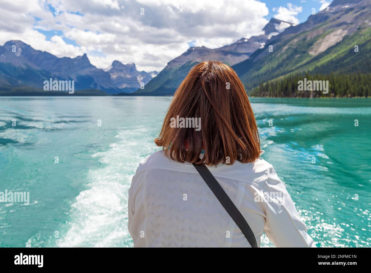 Weibliche Touristen genießen den Blick über den Maligne Lake während eines Bootsausflugs, Jasper Nationalpark, Kanada. Stockfoto