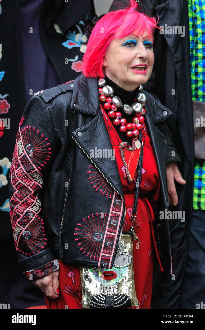 London, Großbritannien. 16. Februar 2023. Zandra Rhodes. Trauernde, Freunde und Familie besuchen die Gedenkfeier für die Gedenkfeier der verstorbenen britischen Modedesignerin Vivienne Westwood, die Punk and New Wave in Großbritannien meisterte und mit einigen der größten Designer, Berühmtheiten und Supermodels arbeitete. Kredit: Imageplotter/Alamy Live News Stockfoto