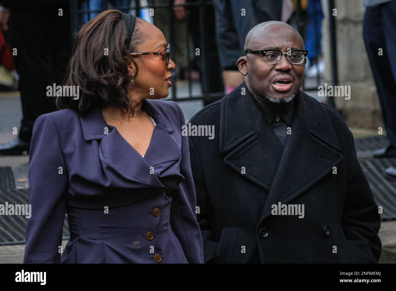 London, Großbritannien. 16. Februar 2023. Edward Enniful, Redakteurin der British Vogue, und Vanessa Kingori, British Vogue Publishing Director. Trauernde, Freunde und Familie besuchen die Gedenkfeier für die Gedenkfeier der verstorbenen britischen Modedesignerin Vivienne Westwood, die Punk and New Wave in Großbritannien meisterte und mit einigen der größten Designer, Berühmtheiten und Supermodels arbeitete. Kredit: Imageplotter/Alamy Live News Stockfoto