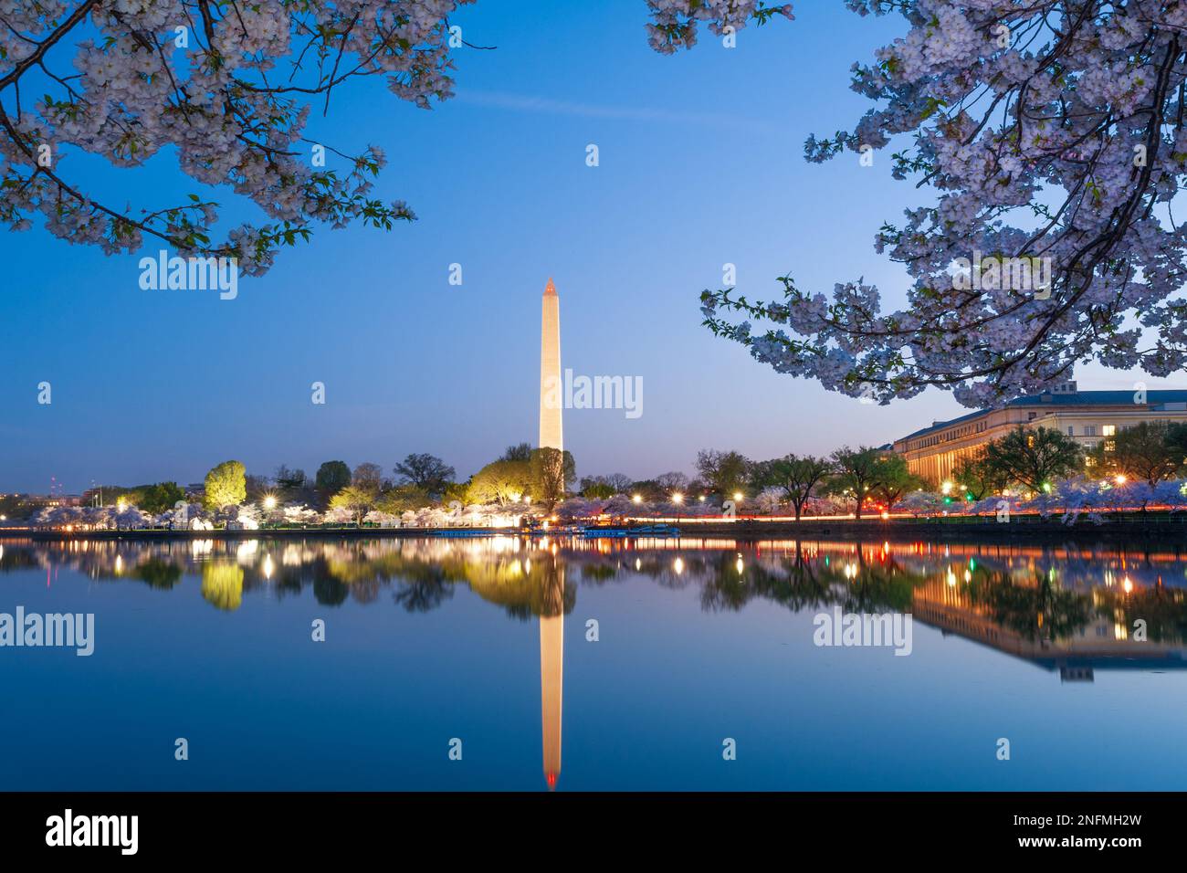 Washington Monument, Bureau of Engraving and Printing Building und Tidal Basin bei Sonnenaufgang während des National Cherry Blossom Festivals in Washington, DC, Stockfoto