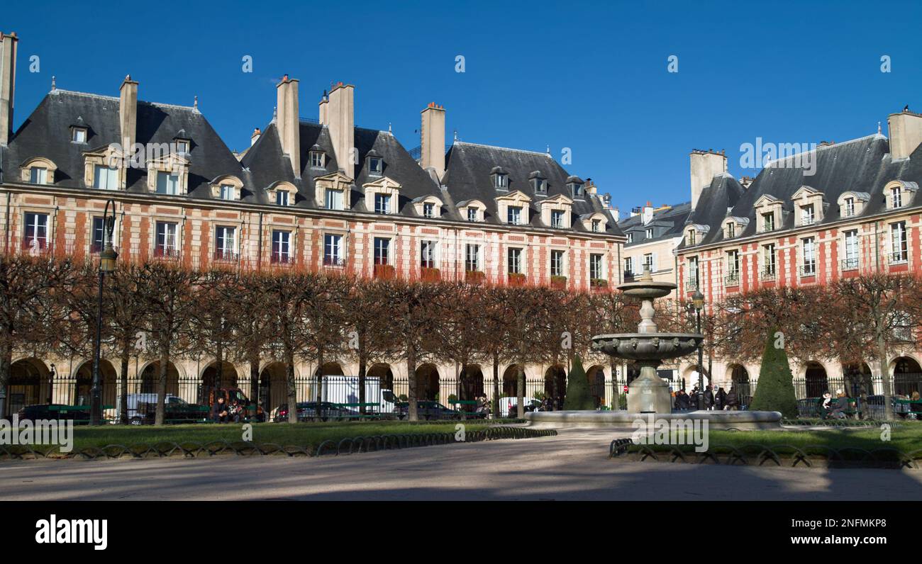 Gärten, Brunnen Und Gebäude Des Place Des Vosges, Marais, Paris Frankreich Stockfoto