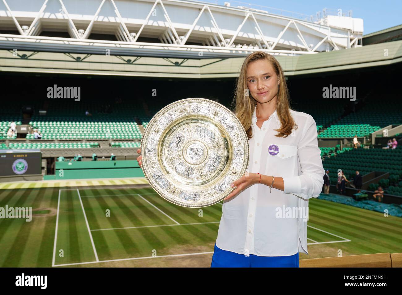 Elena Rybakina posiert mit ihrer Champions-Trophäe, der Venus Rosewater Dish, nachdem sie bei den Meisterschaften 2022 das Damen-Singles-Tennis-Finale gewonnen hat. Stockfoto