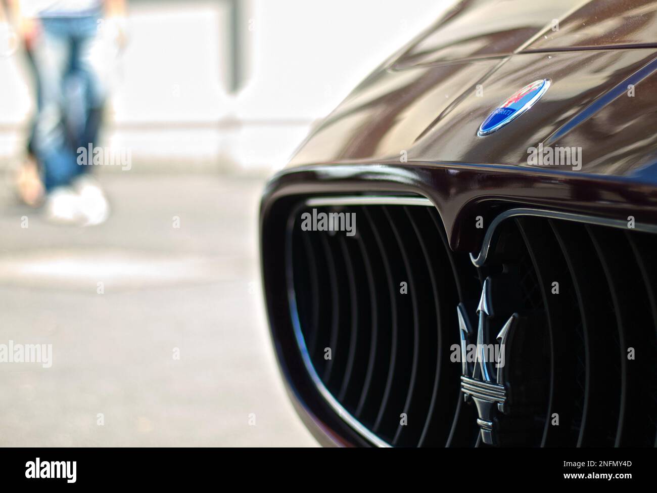 Burgunderrot Maserati Logo Bokeh Tiefenschärfe vorne Stockfoto