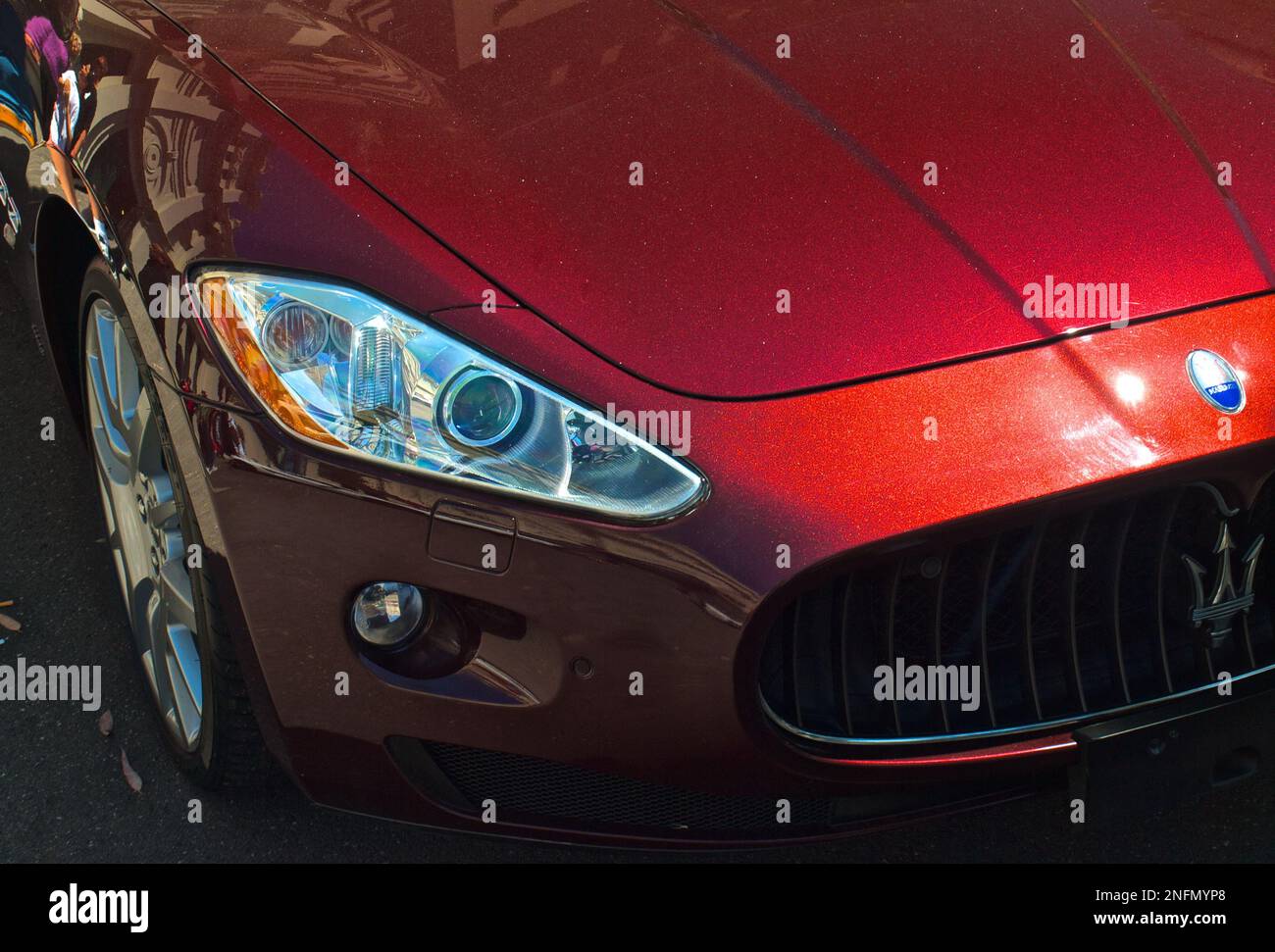 Scheinwerfer In Der Motorhaube Bei Tageslicht In Burgunderrot Mit Maserati-Logo Stockfoto