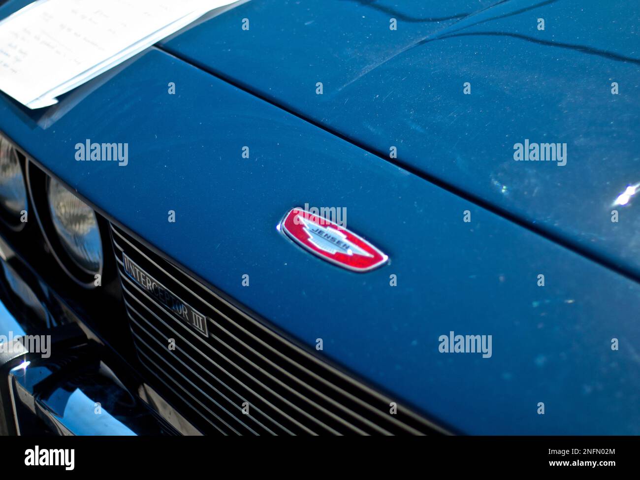 Motorhaube Mit Blauem Metallic-Logo Von Jensen Classic Und British Car Logo Stockfoto