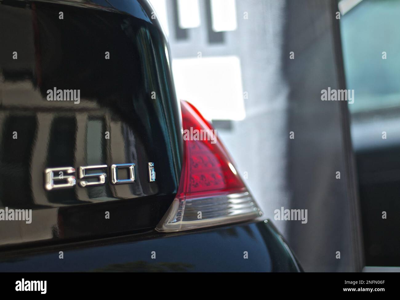 BMW 850i-Bremsleuchte in Schwarz-Metallic-Ausführung mit Bokeh-Hintergrund für Tiefenschärfe Stockfoto