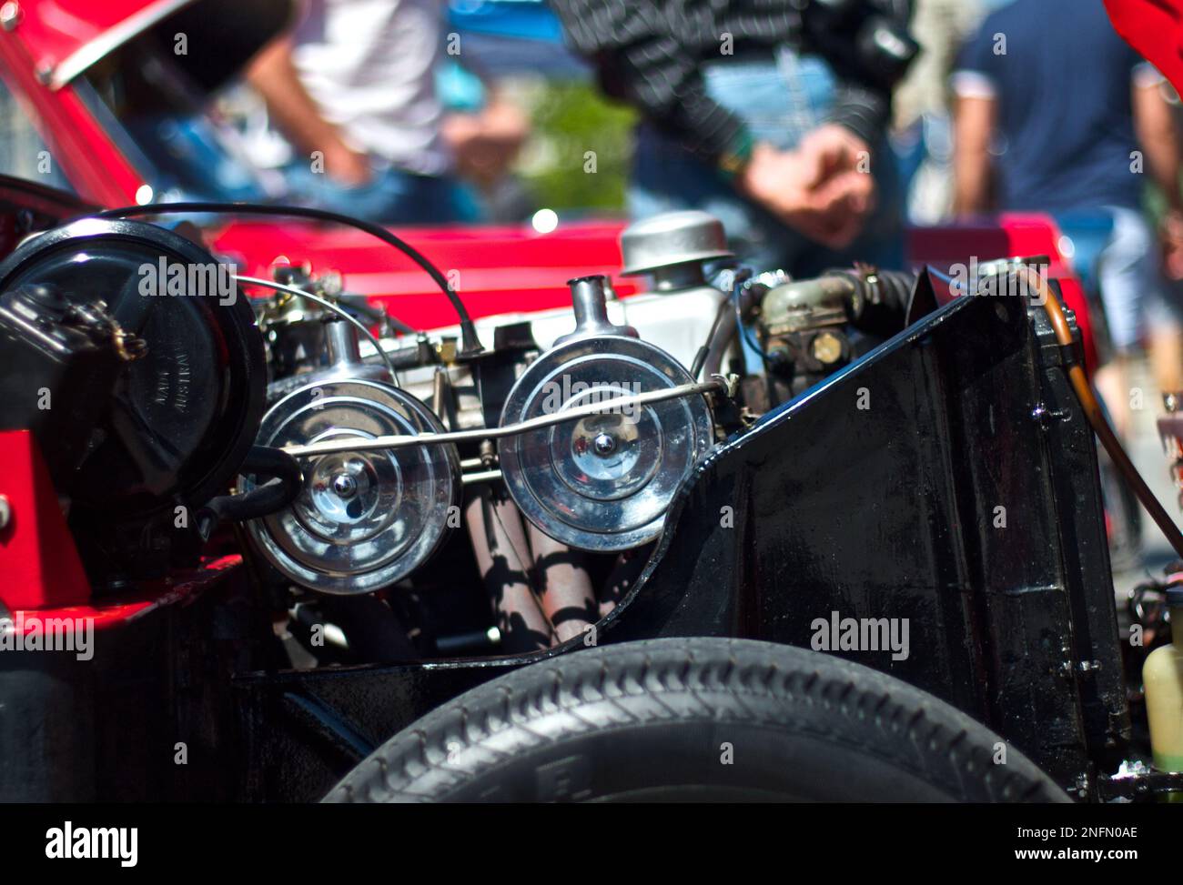 Oldtimer-Motorraum mit Bokeh-Tiefenfeldhintergrund geöffnet Stockfoto