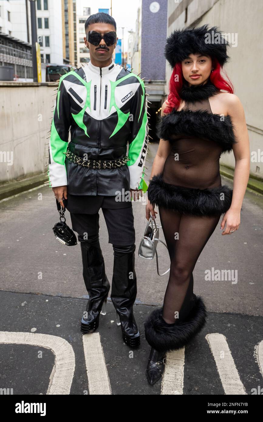 London, Großbritannien. 17. Februar 2023 Fashionistas vor dem NewGen-Bereich im Old Selfridges Hotel am Eröffnungstag der London Fashion Week (LFW), wo Kreationen für Herbst/Winter 2023 (AW23) gezeigt werden. Auf der fünftägigen Veranstaltung finden Vorstellungen, Präsentationen und andere Veranstaltungen von über 116 Designern statt. Kredit: Stephen Chung / Alamy Live News Stockfoto