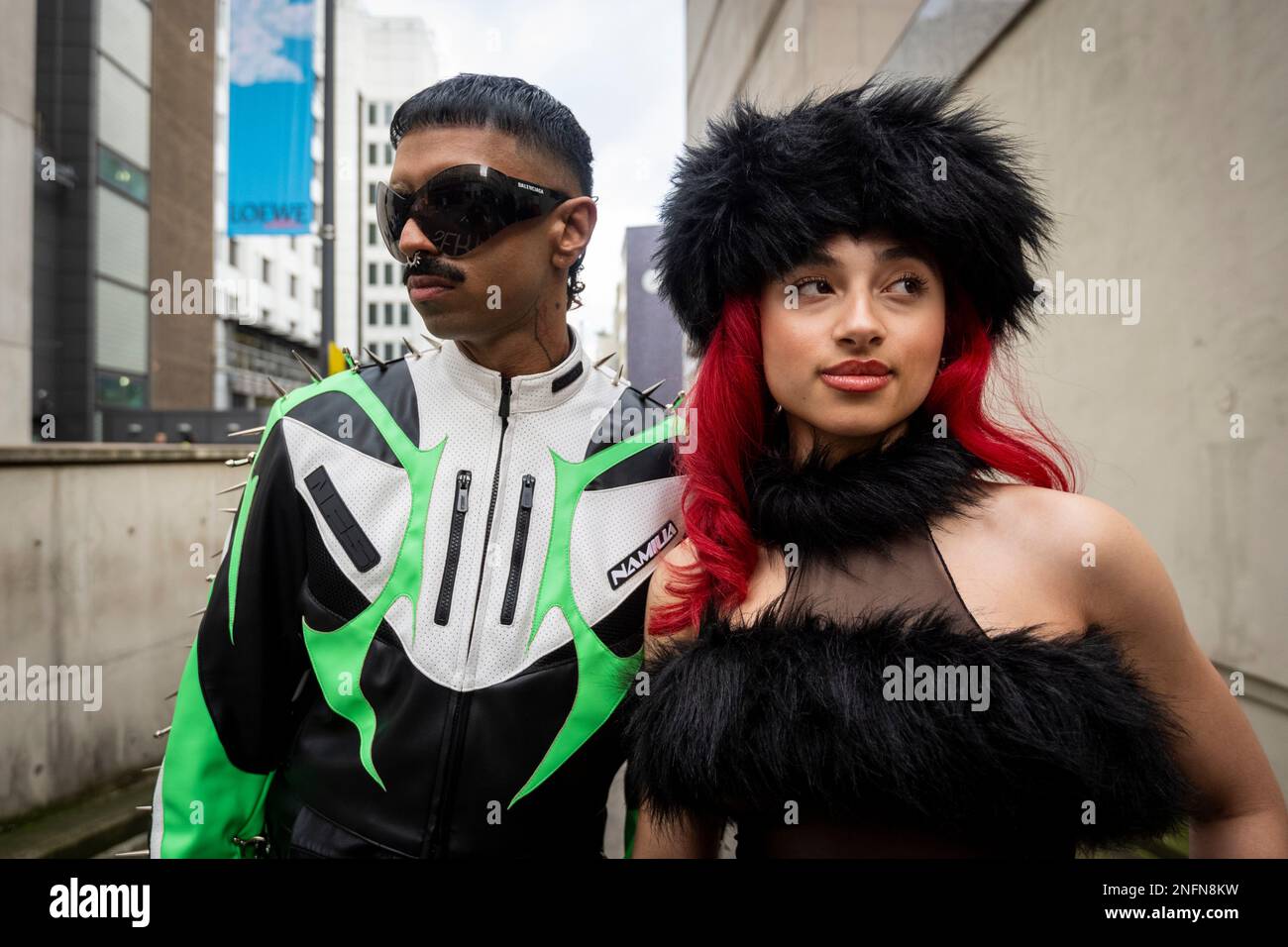 London, Großbritannien. 17. Februar 2023 Fashionistas vor dem NewGen-Bereich im Old Selfridges Hotel am Eröffnungstag der London Fashion Week (LFW), wo Kreationen für Herbst/Winter 2023 (AW23) gezeigt werden. Auf der fünftägigen Veranstaltung finden Vorstellungen, Präsentationen und andere Veranstaltungen von über 116 Designern statt. Kredit: Stephen Chung / Alamy Live News Stockfoto