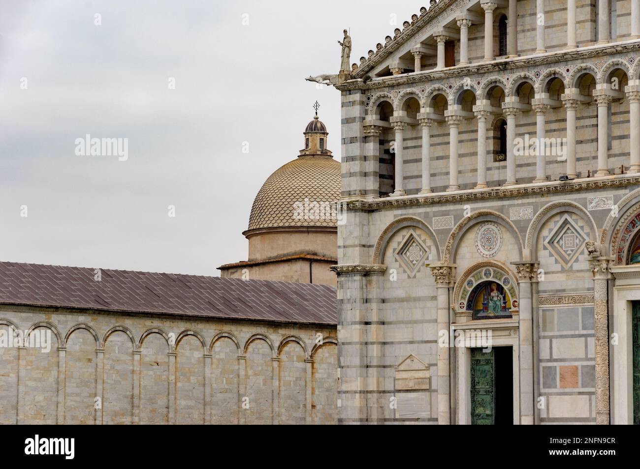 Aus nächster Nähe sehen Sie die Denkmäler vom Platz der Wunder - Piazza dei Miracoli. Kathedrale von Pisa - Duomo di Pisa - eingerahmt vom Camposanto Stockfoto