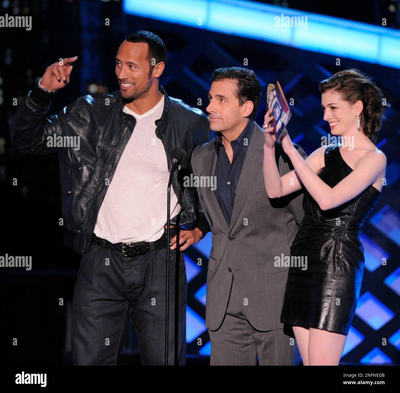 Dwayne Johnson, left, Anne Hathaway, center, and Steve Carell present an award at the MTV Movie Awards on Sunday June 1, 2008 in Los Angeles. (AP Photo/Mark J. Terrill) Stockfoto