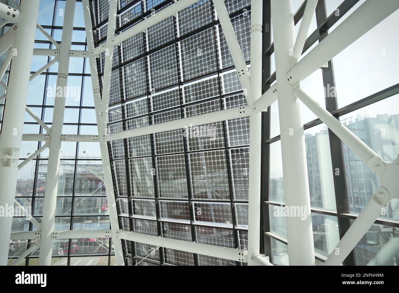 Fassade der Solarpaneele aus dem Inneren des modernen Gebäudes Stockfoto