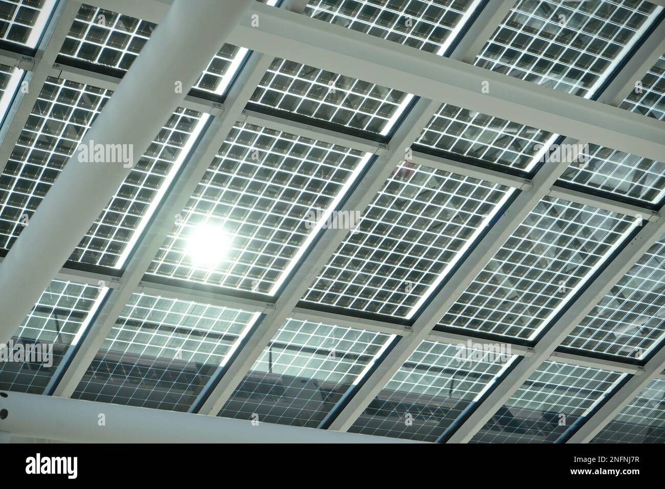 Fassade der Solarpaneele aus dem Inneren des modernen Gebäudes Stockfoto