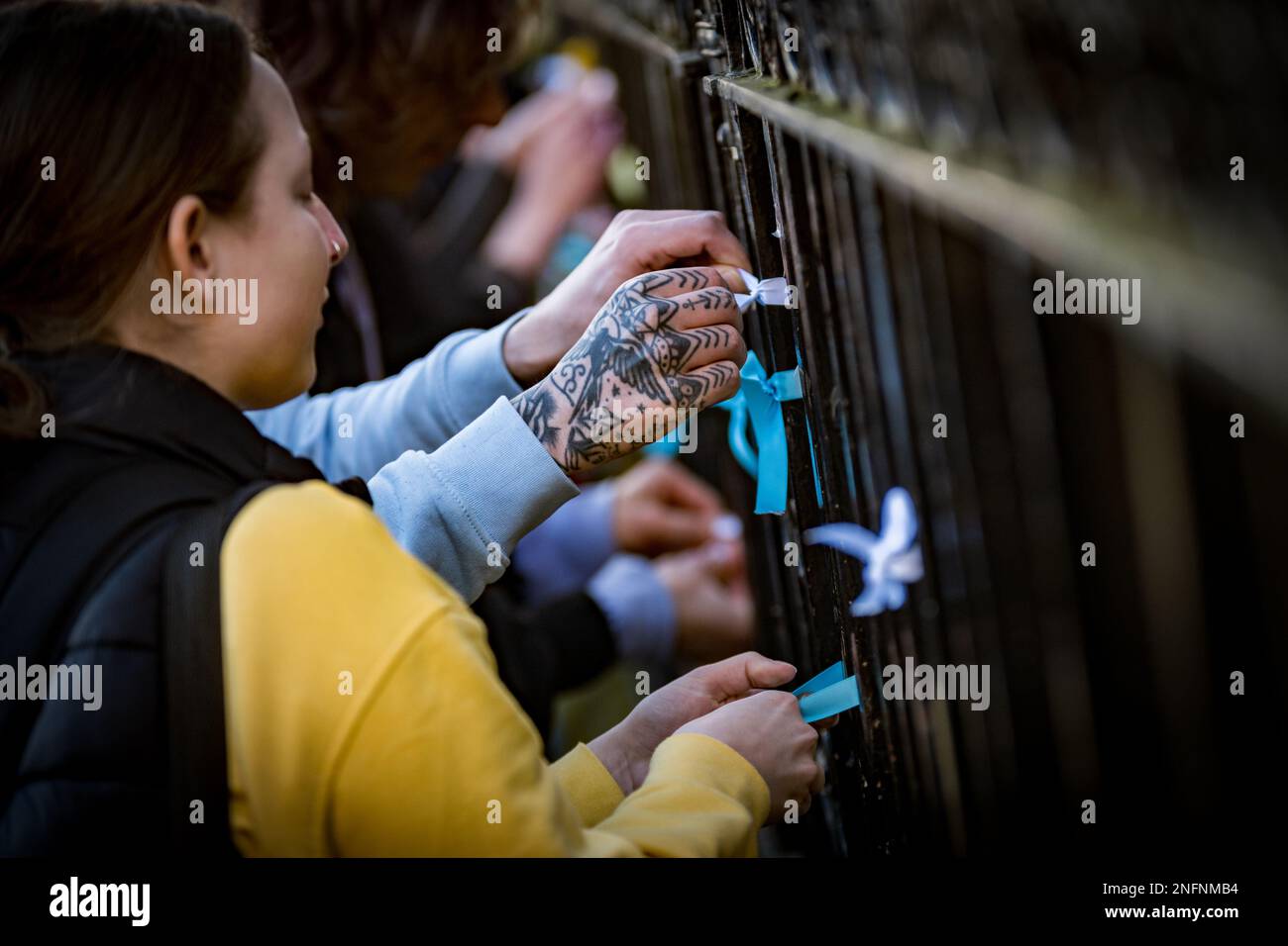 Edinburgh, Schottland, Freitag, 17. Februar 2023. Mehr als 400 Menschen versammelten sich bei einer Nachtwache am Bristo Square an der University of Edinburgh, um das Leben der Teenagerin Brianna Ghey zu ehren. Brianna Ghey war ein 16-jähriges britisches Transgender-Mädchen aus Birchwood in Warrington, Cheshire, England, das am 11. Februar 2023 in Warrington ermordet wurde. Stockfoto